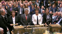 A Cámara dos Comúns arrebátalle a May o temón do 'brexit'