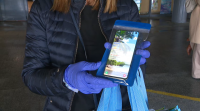 Reparten 4.000 fundas de móbil para os sanitarios da área de Pontevedra