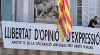 Quim Torra volve colgar un lazo amarelo na fachada da Generalitat