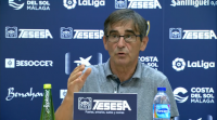 Fernando Vázquez, indignado co árbitro, di que deberon anular o gol do Málaga