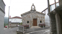 A veciñanza de Guxinde, en Entrimo, arranxa unha capela tras unha colecta