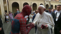 O Papa recibe a Spiderman no Vaticano
