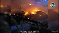 Un incendio destrúe unha nave de reciclaxe en Alcalá de Guadaíra