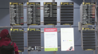A neve pecha o aeroporto de Barajas todo este sábado