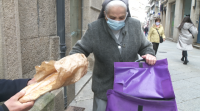 Unha monxa reparte comida entre os necesitados en Ourense