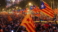 Milleiros de cataláns, 18.000 en Barcelona, conmemoran o referendo do 1-O