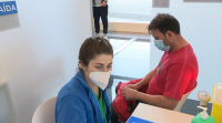 Máis de 5.000 persoas, convocadas para a segunda dose en Santiago e no hospital da Barbanza