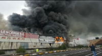 Controlado un incendio que afectou 5 naves nun polígono industrial en Asturias
