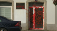 Aparecen pintadas vermellas na fachada da casa natal de Manuel Fraga