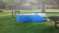 A policía retira unha piscina portátil que estaba nun parque público de Lugo