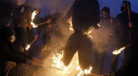 Hostaleiros de Santiago protestan en Monte Pío queimando mecos de Sánchez, Feijóo e Bugallo