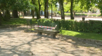 Os bancos de pedra do parque Rosalía de Lugo sofren o ataque dos vándalos