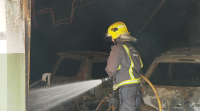 A Policía científica investiga o incendio na vivenda de Ribeira para determinar as causas