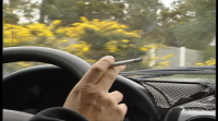 A Dirección Xeral de Tráfico non vai multar por fumar no coche