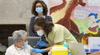 A vacinación dos maiores nas residencias de Galicia rematará en dúas semanas