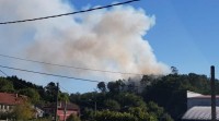 Un incendio na Estrada obriga a cortar a N-525 polo fume