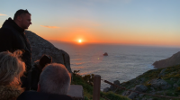 Galegos e turistas ven o solpor na fin do mundo