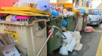 Colectores cheos e bolsas do lixo amoreadas nos oito concellos afectados pola folga na planta de Lousame