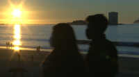O sol e os 20 graos animaron os veciños das Rías Baixas a pasear nas praias