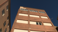 Cae o revestimento dun edificio en Laxe sen causar danos