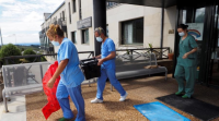 Hospitalizados dous dos 65 anciáns contaxios na residencia do Incio