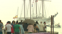 Os turistas en Sanxenxo disfrutan do Juan Sebastian Elcano malia as nubes