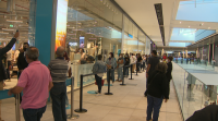 Ringleiras de persoas para entrar nalgunha das tendas do novo centro comercial Vialia de Vigo