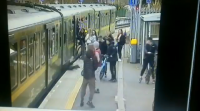 Unha muller cae á vía do tren cando escapaba dos insultos dun grupo de mozos