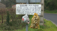 Un veciño de Estramundi, en Padrón, recolle as botellas e latas que tiran por centos na estrada