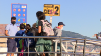 Centos de persoas visitan as illas Cíes na ponte festiva