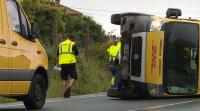 Unha furgoneta saíu da vía e outros dous vehículos víronse implicados nun accidente en Ordes
