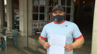 Un veciño da Illa de Arousa recolle sinaturas para a renuncia dun policía local por abuso de autoridade