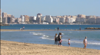Día de praia en Alacante con máximas de 24 graos