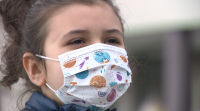 Carla, a 'nena burbulla' de Lugo, leva toda a pandemia illada e sen ir ao colexio