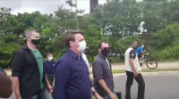 Bolsonaro participa nunha manifestación de seguidores e achégase a eles sen protección