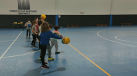 150 nenos e nenas dun club de baloncesto de Santiago demandan instalacións para poder adestrarse