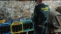 A Garda Civil comisa case 400 litros de augardente e viño de elaboración ilegal