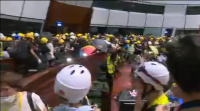 Os manifestatantes entran no Parlamento de Hong Kong sen oposición policial