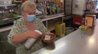 A propietaria dun bar da Laracha desinfecta os cartos cada vez que lle paga un cliente