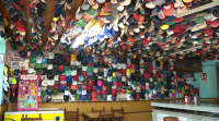 Un coleccionista ten 2.737 gorras e puchos no seu bar de Arzúa