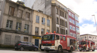 Ferido un bombeiro na extinción dun incendio nun edificio okupado en Lugo