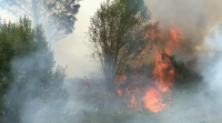 O incendio de Lobios en que faleceu un piloto portugués, activo tras arrasar 400 hectáreas