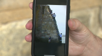 Perigo e maltrato ao patrimonio en Cambados: os nenos gabean pola torre, os pais fan as fotos