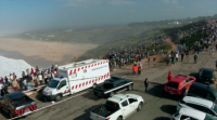 Imprudencia en Portugal: centos de persoas, sen máscara nin distancia, para ver surfear en Nazaré