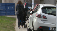Veciños e usuarios do CHUS quéixanse dos coches que invaden a beirarrúa