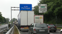 O peche da fronteira con Portugal provoca atascos na ponte internacional de Tui