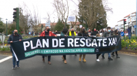 Centos de hostaleiros maniféstanse en Compostela para pedir un "plan de rescate real"