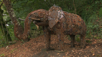 Un elefante de ferro de dúas toneladas vixía o xardín dunha casa de Arcade