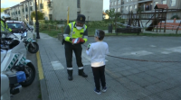 Un neno de Ponteareas recibe unha felicitación sorpresa da Garda Civil