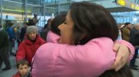 Bicos e apertas nos aeroportos, o Nadal volve reunir familias